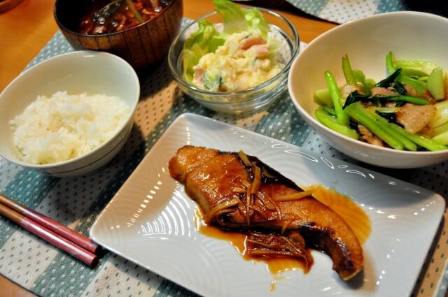 汚くないと分かってても人の家の食事とか食器が苦手な気持ちわかるやつおる?