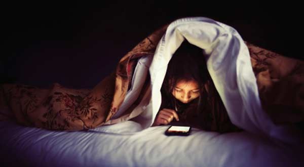 More-People-Hooked-To-Social-Media-Before-Sleep