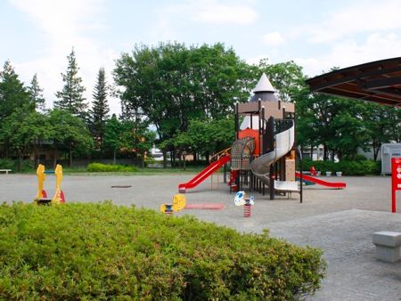 最近の公園のルール 「ボール禁止」「大声禁止」「談笑禁止」「自転車禁止」「犬禁止」「飲食禁止」