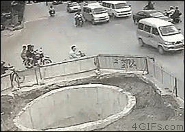 警察に追われたバイクがショッピングモールを爆走し逃げ切る カナダ