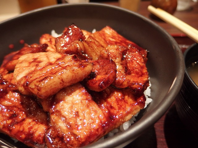 新千歳空港 ドライブインいとうで帯広で豚丼を食べた気になってきた! (2)