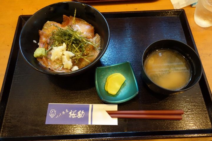 カンパチづけ丼を食べて500円。 脂の乗ったカンパチのづけがワンコインでいただけます。 味付けは鹿児島らしく、甘い醤油をベースにしたもの。こういう甘辛い料理って