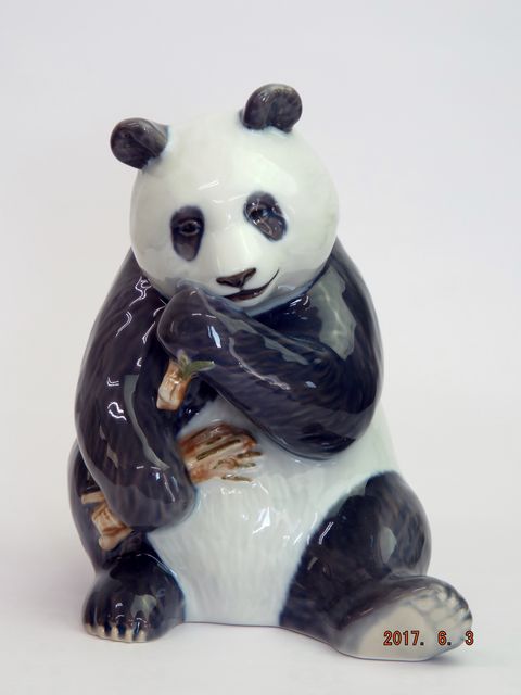 ロイヤルコペンハーゲン フィギュリン 食べるパンダ