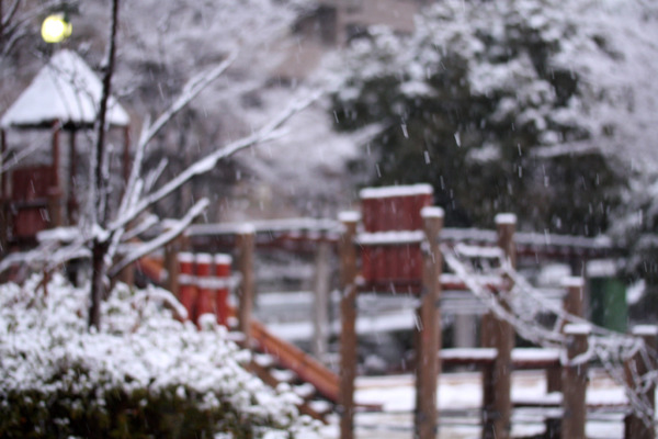 雪の児童公園