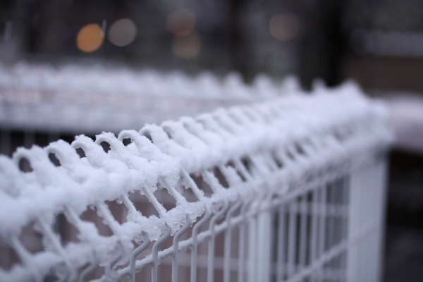 雪の中のスチールフェンス