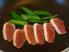 R0044858_合鴨むね肉とネギを少量のごま油で炒める_20110821