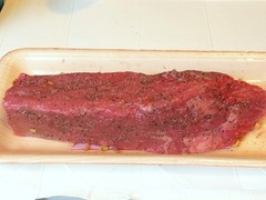 R0042872_お手軽ローストビーフ_牛肉に塩胡椒_20110603