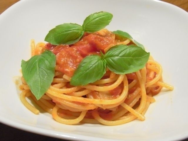 R0043615_トマトソースとバジルのパスタ_20110707