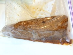R0042877_お手軽ローストビーフ_ジップロックに入れる_20110603