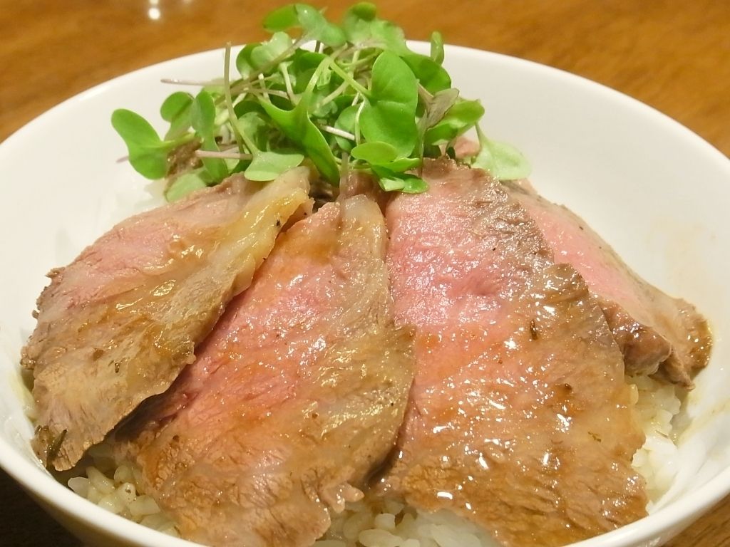 R0045969_ローストビーフ丼かいわれコールラビのせ_20111023