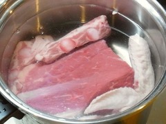 R0041900_ボッリート_肉を水から強火で煮る_20110503