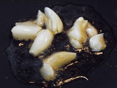 R0044898_ごま油とニンニクを入れ火を付け香りを引き出す_20110823