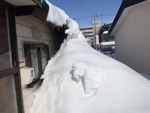 三角屋根は落雪が溜まります