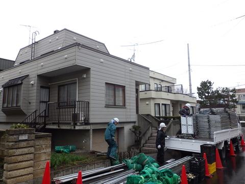 引き続き北区新琴似住宅足場仮設です