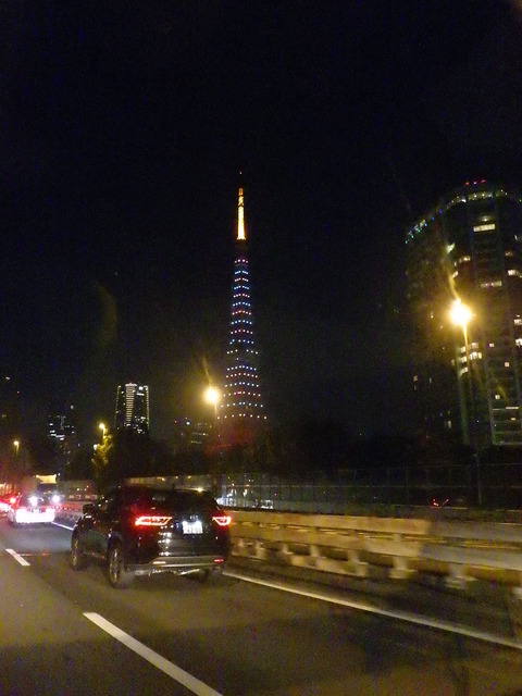 右には東京タワー