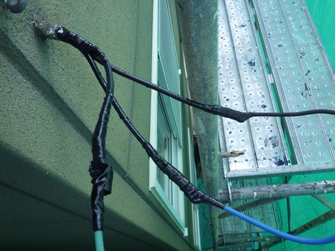 電力会社に連絡して絶縁処理してもらいました