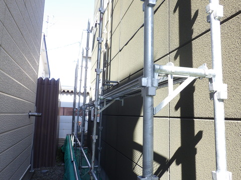 建物左面は敷地が狭いのでビケ足場使用
