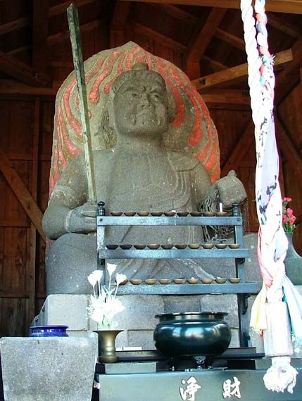 20101123福岡県久留米市御井 御井寺参道入口の不動明王坐像-2