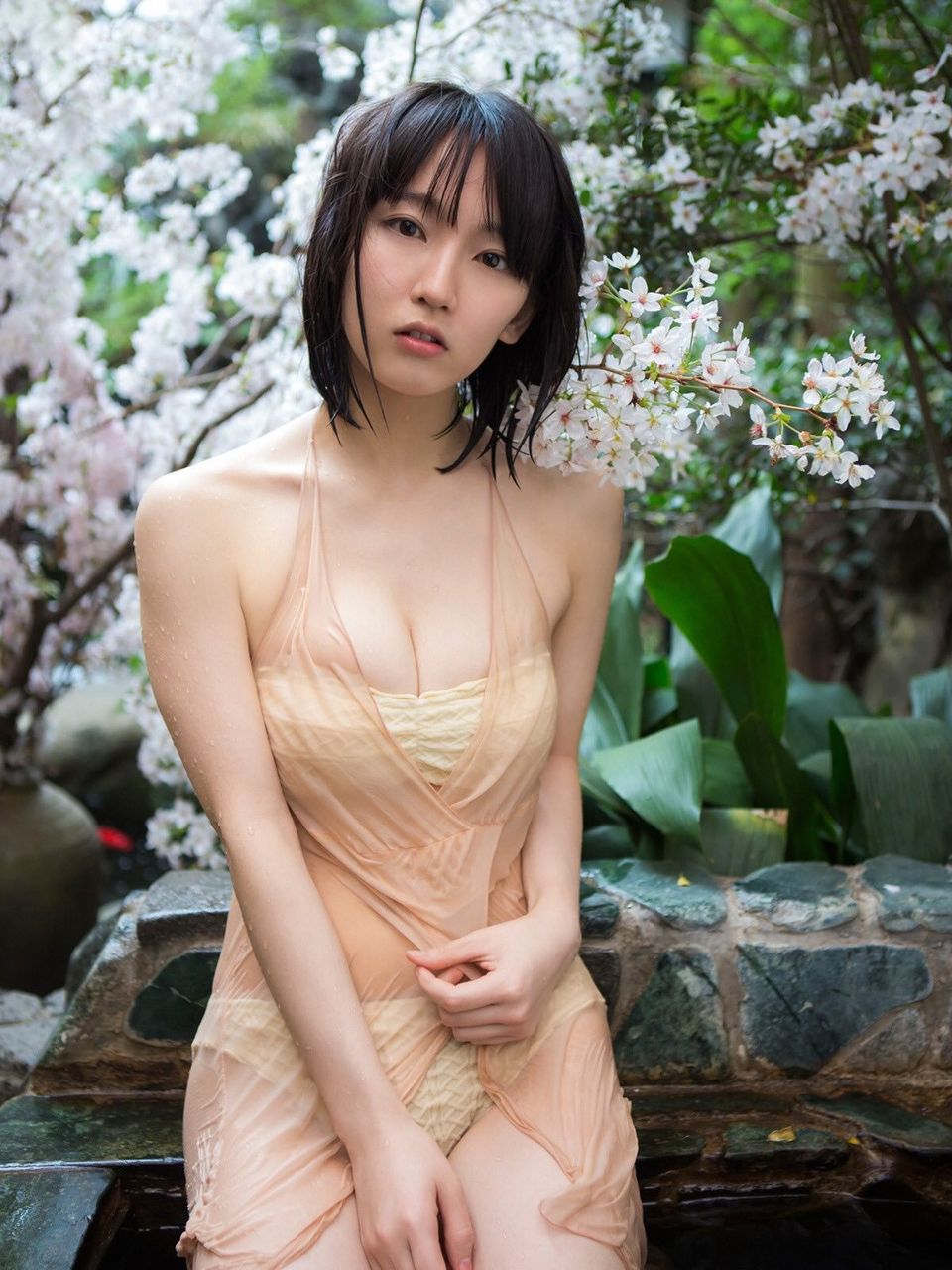 【画像】吉岡里帆(当時22)の競泳水着グラビアからガッツリはみ出た横乳