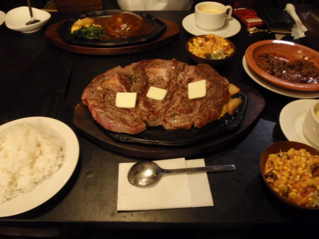 彡(＾)(＾)「1キロのステーキ？そんなん余裕や！」