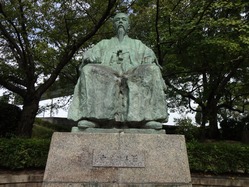 ひっそりと