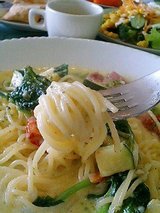 ナポリの休日 バジルクリームパスタ(1380円)2