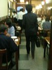 混み合う店内