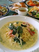 ナポリの休日 バジルクリームパスタ(1380円)