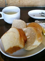 食べ放題のパンとスープ