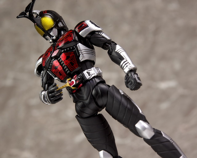 バンダイ S.H.フィギュアーツ 真骨彫製法 仮面ライダーダークカブト