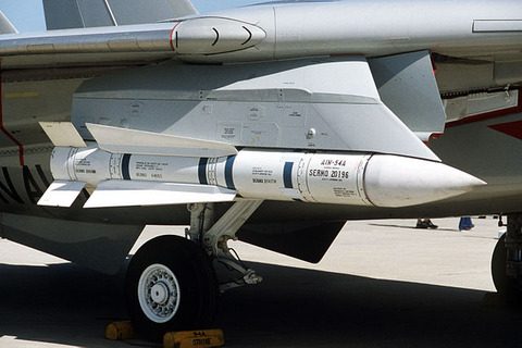 640px-AIM-54A_(right)_on_F-14_at_NAS_Pax_1984