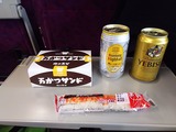 飲みに行くのに飲みながら行く、の図。