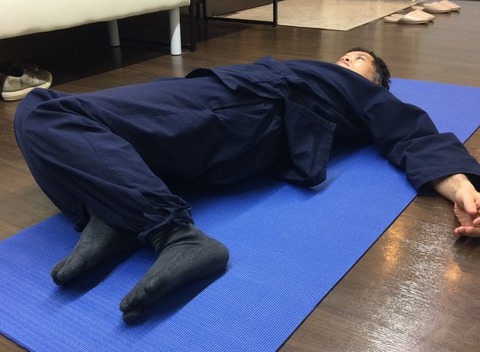 膝倒し