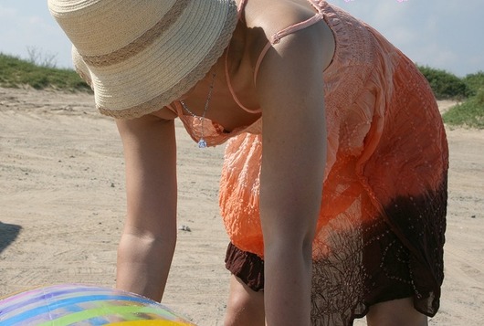 夏のレジャーで見れた素人の胸チラ画像034