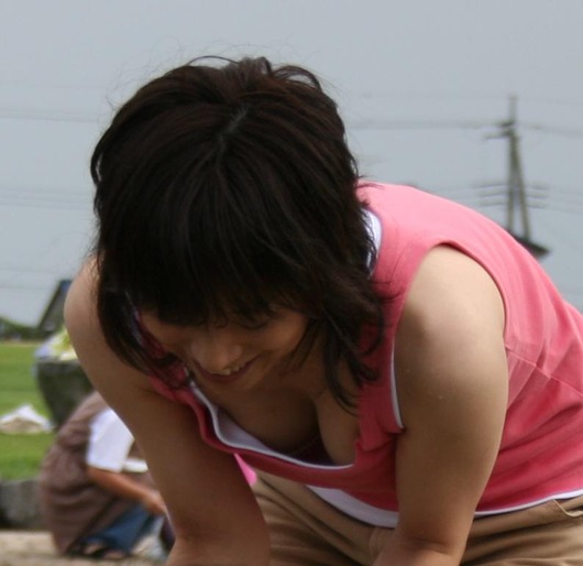 夏のレジャーで見れた素人の胸チラ画像17