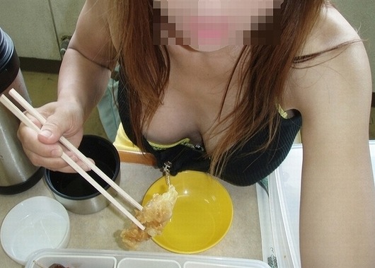 夏のレジャーで見れた素人の胸チラ画像31