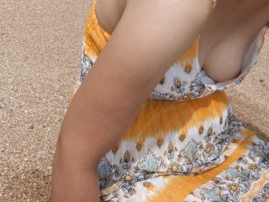夏のレジャーで見れた素人の胸チラ画像40