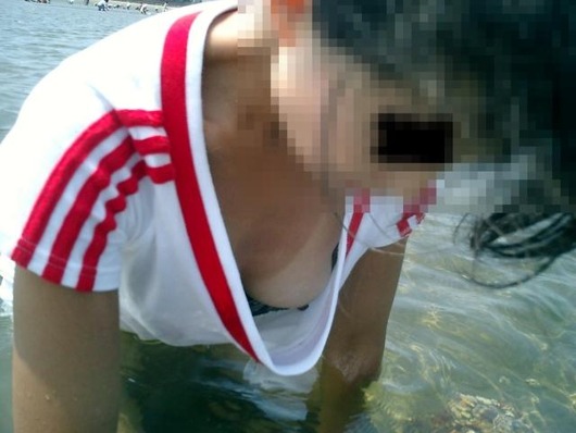 夏のレジャーで見れた素人の胸チラ画像36