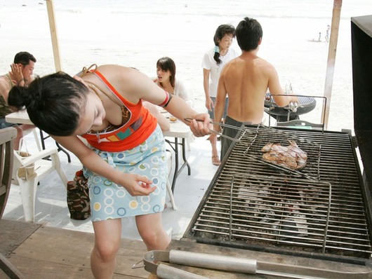 夏のレジャーで見れた素人の胸チラ画像24