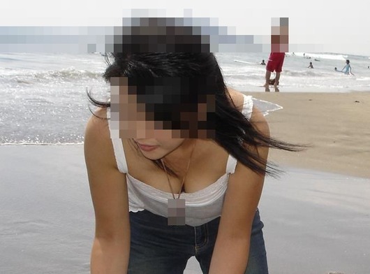夏のレジャーで見れた素人の胸チラ画像33