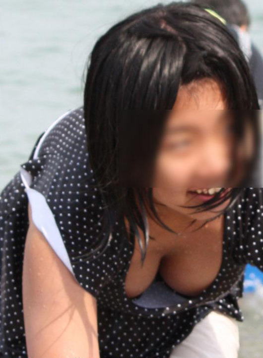 夏のレジャーで見れた素人の胸チラ画像35