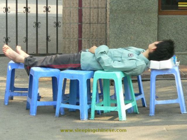 chinese_people_will_sleep_anywhere_640_35