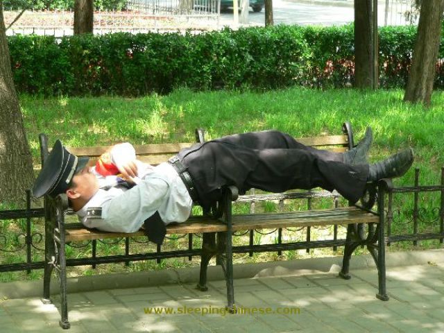 chinese_people_will_sleep_anywhere_640_33