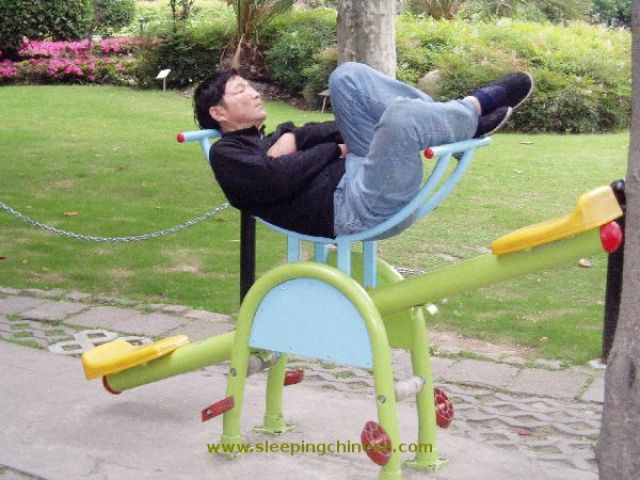 chinese_people_will_sleep_anywhere_640_50