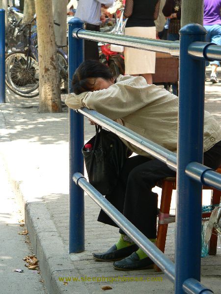 chinese_people_will_sleep_anywhere_640_42