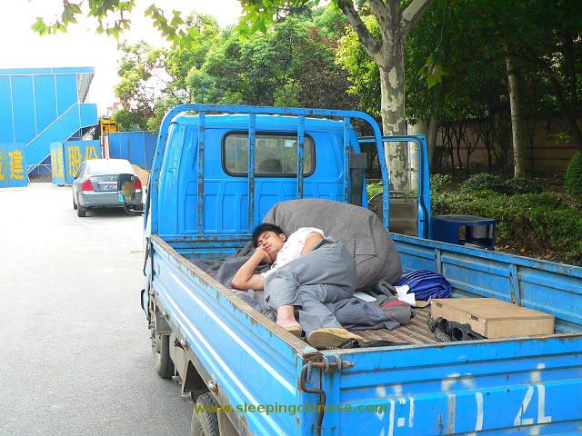 chinese_people_will_sleep_anywhere_640_07