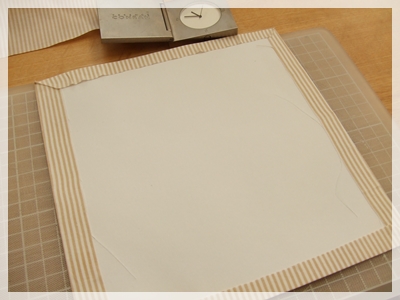 6底の画用紙に布を貼る