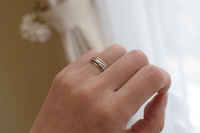 結婚指輪と重ねて