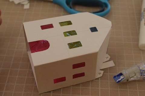 組み立てる
