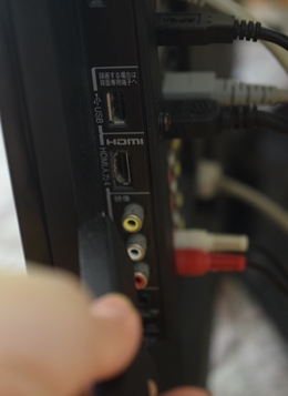 テレビの横に